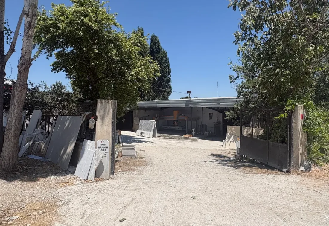 Dekomer Mermer doğal taş plaka stok alanı